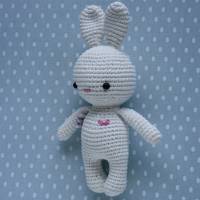 Häkeltier Amigurumi Häkelhase Hase Mini weiß aus Baumwolle Handarbeit tolles Geschenk für Kinder Bild 2