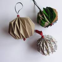 Plissee Weihnachtskugeln Upcycling aus alten Packpapier, Landkarten, Einkaufstüten oder Flyern Baumschmuck Bild 8