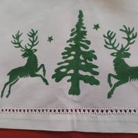 Wunderschönes weihnachtliches Deckchen. Handbedruckte Baumwolle. Mit Erbslochhohlsaum.. Bild 3