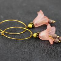 Creolen Ohrringe mit Blüten in rose, floral, Ohrringe, goldfarben, boho Blütenohrringe, Glockenblumen Ohrringe Bild 1