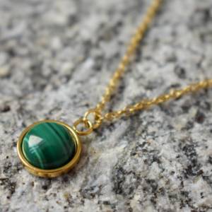 Malachit Kette Gold, Kette mit grünem Stein, rund, Natürliche Malachit Anhänger, minimalistische Schlichte Malachit Edel Bild 1