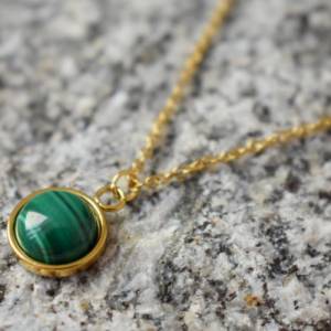 Malachit Kette Gold, Kette mit grünem Stein, rund, Natürliche Malachit Anhänger, minimalistische Schlichte Malachit Edel Bild 2