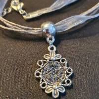 Halskette mit Ornamentanhänger grau Bild 2