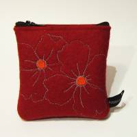 Filzetui oder kleine Geldbörse aus rotem Filz und mit Blüten bestickt Bild 1