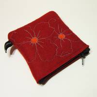 Filzetui oder kleine Geldbörse aus rotem Filz und mit Blüten bestickt Bild 2