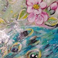 HÜTERIN DER PFAUEN - frühlingshaftes Mixed-Media-Portrait mit Pfau und rosa Blüten auf Leinwand 60cmx60cm Bild 10