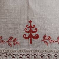 Wunderschönes weihnachtliches Deckchen. Handbedruckte Baumwolle. Mit Spitze.. Bild 3