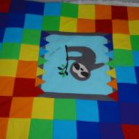 Krabbeldecke Patchwork mit appliziertem Faultier in Regenbogenfarben Bild 1