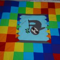 Krabbeldecke Patchwork mit appliziertem Faultier in Regenbogenfarben Bild 2
