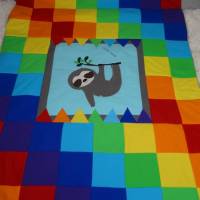 Krabbeldecke Patchwork mit appliziertem Faultier in Regenbogenfarben Bild 7