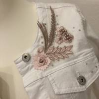 Jeansjacke mit rosa 3D Spitze, Perlen und Strasssteinen Bild 4