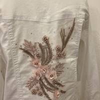 Jeansjacke mit rosa 3D Spitze, Perlen und Strasssteinen Bild 5