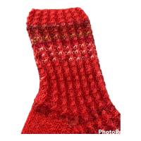 Wollsocken handgestrickt, Socken in Gr. 40-41, mit einem Mini Zopfmuster in Rottönen, Haussocken, Kuschelsocken Bild 3