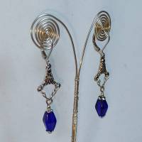 Zierliche Chandeliers-Ohrhänger mit böhm. Glasperlen in d.-blau Bild 1