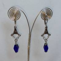 Zierliche Chandeliers-Ohrhänger mit böhm. Glasperlen in d.-blau Bild 2