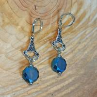 Zierliche Chandeliers-Ohrhänger mit Glasschliffperle in montana-blau Bild 1