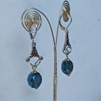 Zierliche Chandeliers-Ohrhänger mit Glasschliffperle in montana-blau Bild 2