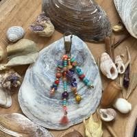 Les Caraïbes - Taschenbaumler mit einer bunten Vielzahl an Perlen und Edelsteinen Bild 2