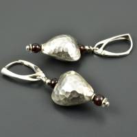 Herz-Ohrringe 925er Silber, gehämmert mit Granatperle - Ohrhänger, Herzchen, Hängeohrringe, Sterling Silber, Geschenk Bild 1