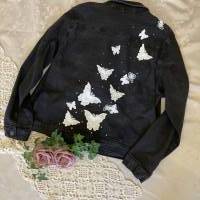 Große Größen: Schwarze Jeansjacke mit Schmetterlingen und Strasssteinen Bild 1