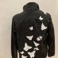 Große Größen: Schwarze Jeansjacke mit Schmetterlingen und Strasssteinen Bild 3