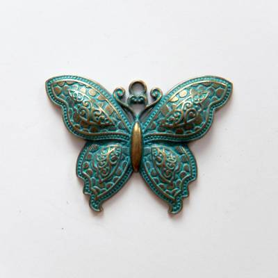 Großer Metallanhänger Schmetterling, antikbronze mit grüner Patina, schön gemustert