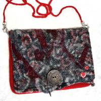 hübsches, individuell gestaltetes Umhängetäschchen aus Filz in Grau- und Rottönen, abnehmbarer Träger, Unikat Bild 1