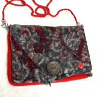 hübsches, individuell gestaltetes Umhängetäschchen aus Filz in Grau- und Rottönen, abnehmbarer Träger, Unikat Bild 5