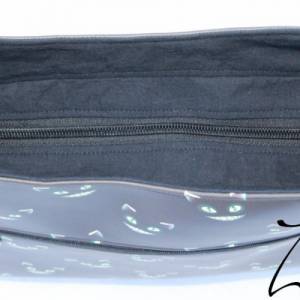 Handgefertigte Umhängetasche aus Kunstleder mit Motiv Grinsekatze, glow in the dark, Hobo Bag, Unikat, schwarz blau Bild 6