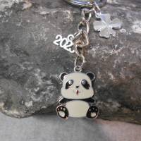 Panda mit Gesicht  Schlüsselanhänger  2023 Glücksklee Pandabär versilbert Bild 2
