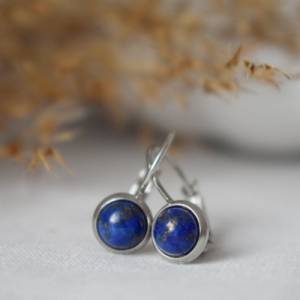 Lapislazuli Ohrhänger Silber, minimalistische Ohrringe, kleine Hängeohrringe mit blauem Stein, Lapis Lazuli, 6mm, rund, Bild 1