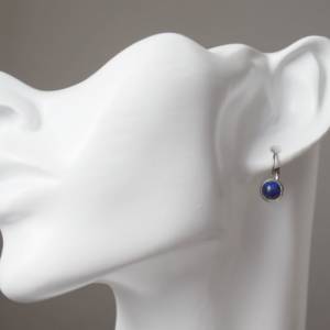 Lapislazuli Ohrhänger Silber, minimalistische Ohrringe, kleine Hängeohrringe mit blauem Stein, Lapis Lazuli, 6mm, rund, Bild 3
