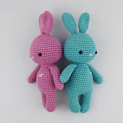 Handgemachter Amigurumi Häkelhase Mini – lila, gelb oder türkis – Baumwolle, Geschenkidee für Kinder