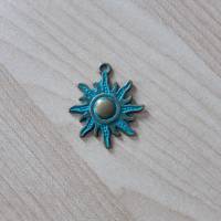 Metallanhänger Sonne, antikbronze mit grüner Patina, Schmuckanhänger Bild 1