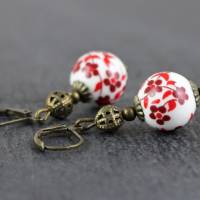 Ohrringe mit Keramik Perlen, weiß und rot, Ohrringe mit Kirschblüten Bild 2