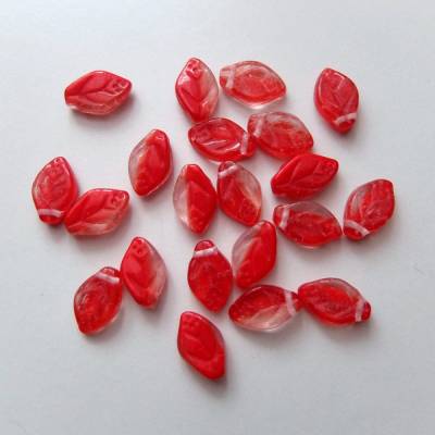 30 Glasperlen, Blätter rot kristall, 12 x 7 mm