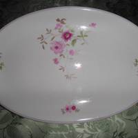 Schlichte weiße Platte und passende Schüssel mit Blumenmuster vermutlich aus den 1970ern Jahren Bild 1