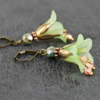 Ohrringe mit Blüten in lindgrün, Glockeblumen romantische Ohrhänger Schmuck für Frauen Geschenk Bild 1