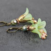 Ohrringe mit Blüten in lindgrün, Glockeblumen romantische Ohrhänger Schmuck für Frauen Geschenk Bild 2