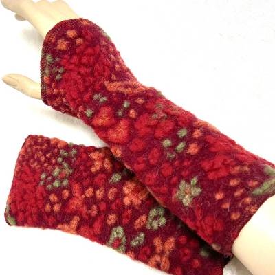 BIO-Armstulpe, Pulswärmer, aus weichem und warmem Bio-Wollwalk, in bordeaux-rot mit buntem Blumenmuster