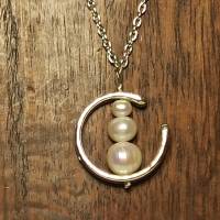 Halskette mit naturweißen Zuchtperlen in Perlenrahmen Bild 1