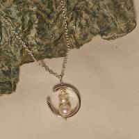 Halskette mit naturweißen Zuchtperlen in Perlenrahmen Bild 2