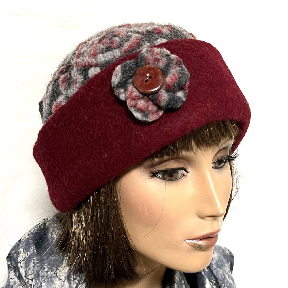 BIO, Mütze aus flauschigem Bio-Wollwalk, mit schönem, grau-rotem Muster, Krempe in uni bordeaux-rot. Mit Ansteckblume Bild 1
