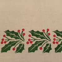 Weihnachtliche Mitteldecke mit Karorand. Mit schönem Ilex-Motiv handbedruckt. Bild 4