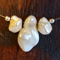 Zierliche Kurzkette mit Keshi-Perlen in weiß Bild 1