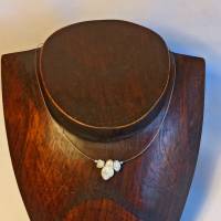 Zierliche Kurzkette mit Keshi-Perlen in weiß Bild 4