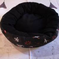 Tierkörbchen Tierbettchen Hundebett Katzenbett Pirat Baumwollwebware aussen, innen Fleece schwarz Bild 1