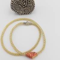 Feine Handgestrickte Halskette aus vergoldetem Draht mit Design-Element Bild 1