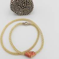 Feine Handgestrickte Halskette aus vergoldetem Draht mit Design-Element Bild 2
