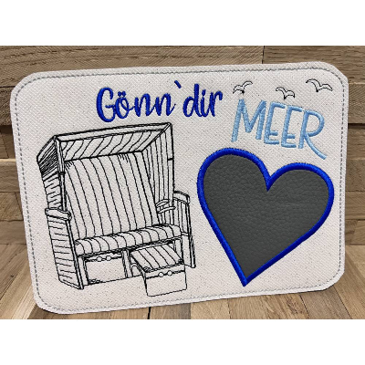 Tassenteppich Mugrug / Strandkorb Gönn‘ dir Meer / Geschenkidee / Gestickt